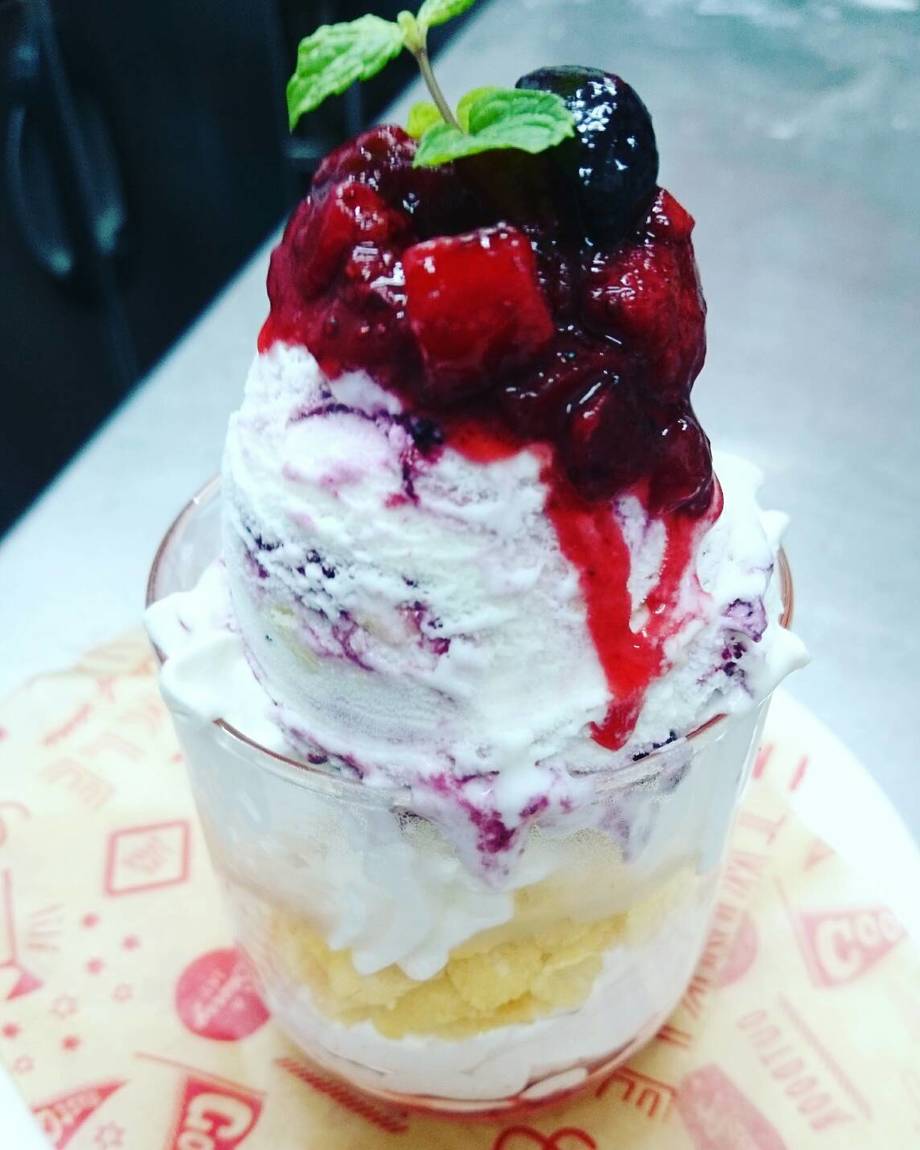 ブルーベリーチーズケーキのアイスとベリーのパフェ