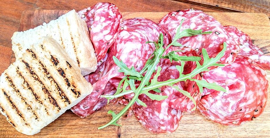 フェンネル香るトスカーナ産サラミ フィノッキオーナ とガーリックトースト フェトゥンタ Trattoria Evo 旧店名