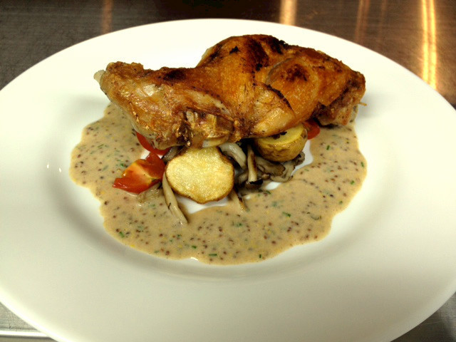 ウサギのコンフィ、マスタードソース（自家製パン付き）