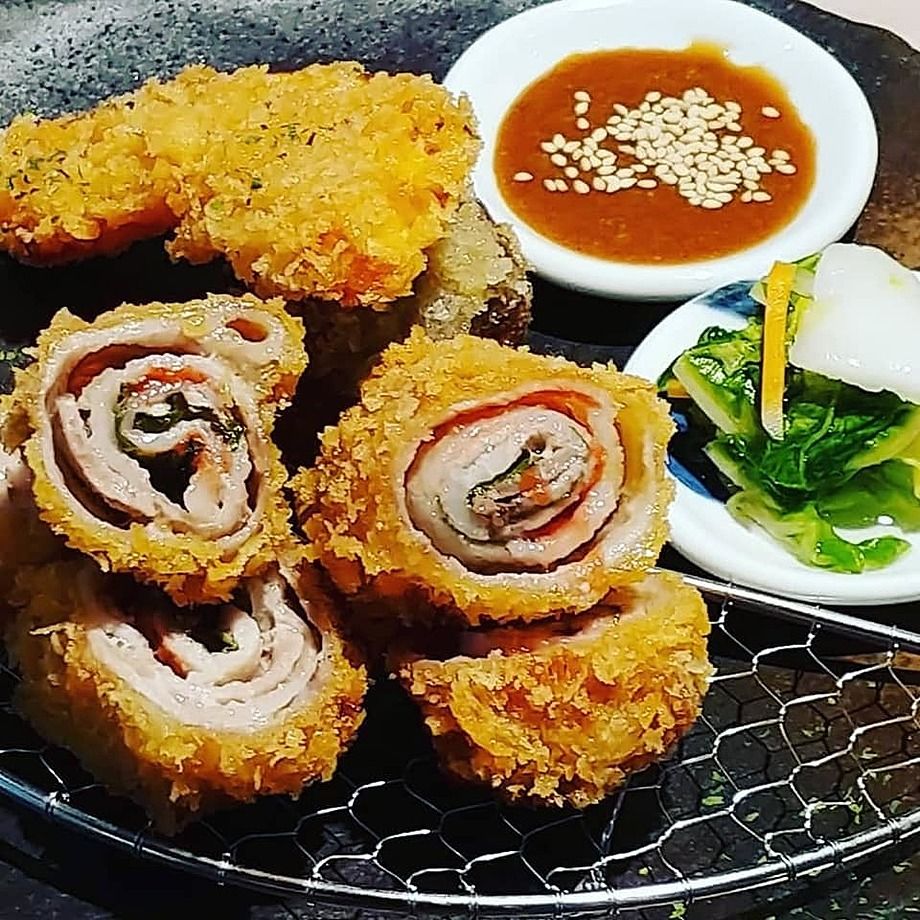 芳寿豚の梅しそミルフィーユカツ Fugubutasakaba フグブタサカバ のメニュー 居酒屋