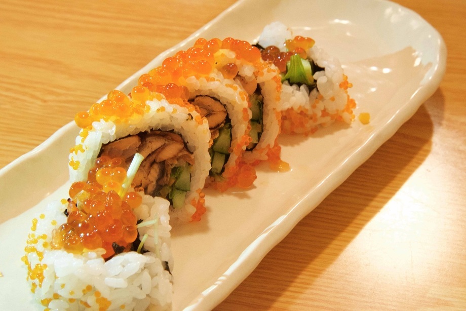 焼き鮭、いくらの巻き寿司 Grilled Salmon and Salmon Roe Sushi
