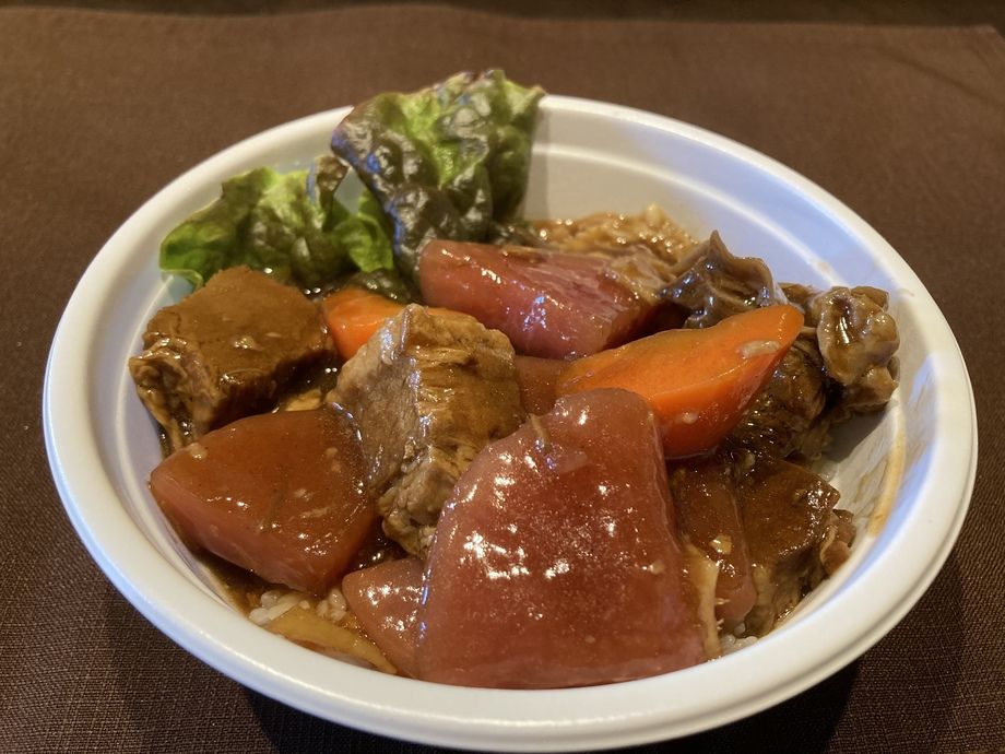 三元豚バラ肉と紅芯大根の京醤煮込丼