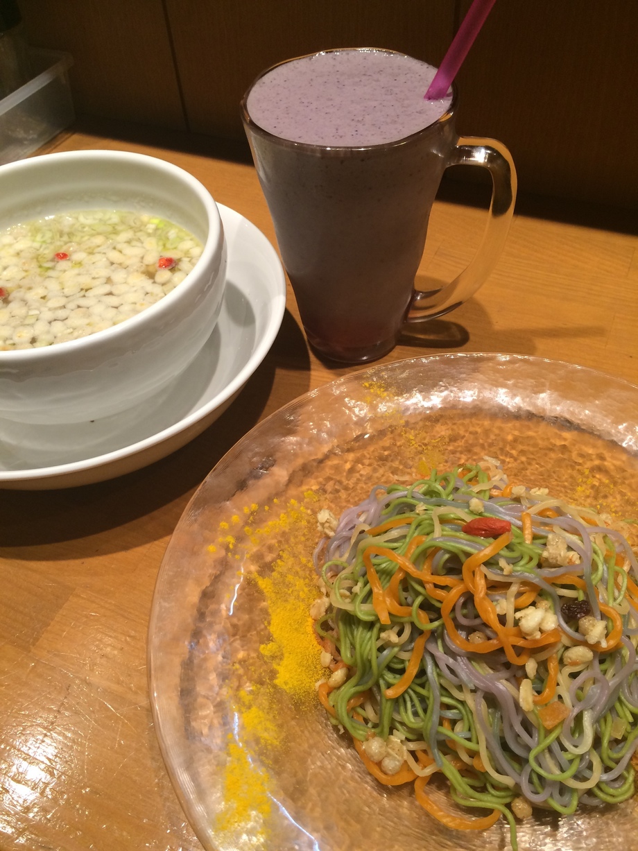 マヌカハニーとグラノーラのつけ麺+アサイースムージーのBeauty&Healthセット