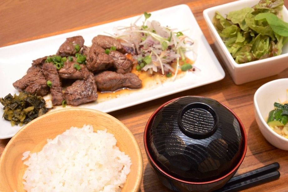 サイコロステーキ定食 肉バル Bar Grill Motto