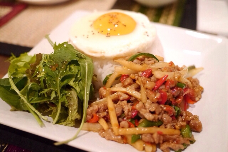パッカパウ 豚肉のバジル炒めとご飯 Thai Kitchen タイキッチン のメニュー タイ料理