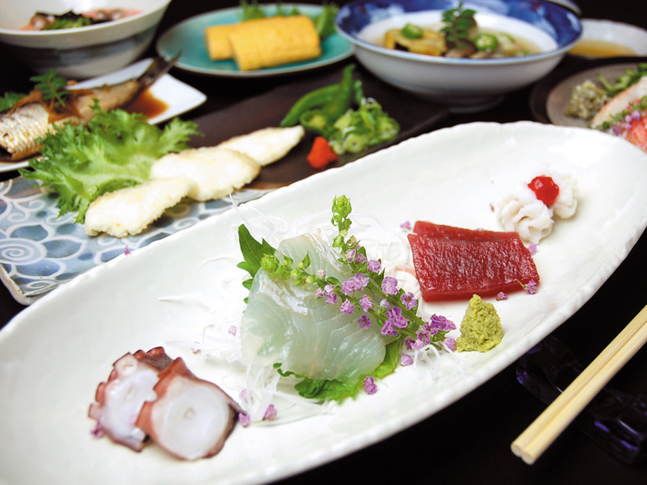【会席コース】 付出し、お造り盛り合せ、揚げ物、焚合せ、焼き物、酢の物、ごはんもの