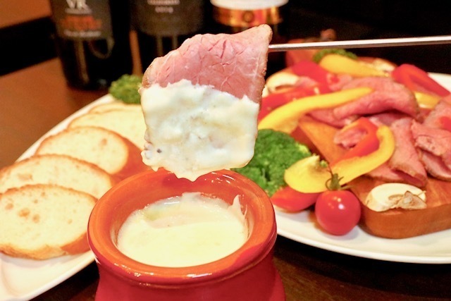 ビーフチーズフォンデュ食べ放題!金土曜以外の19時までの入店で1260円!(1260円)