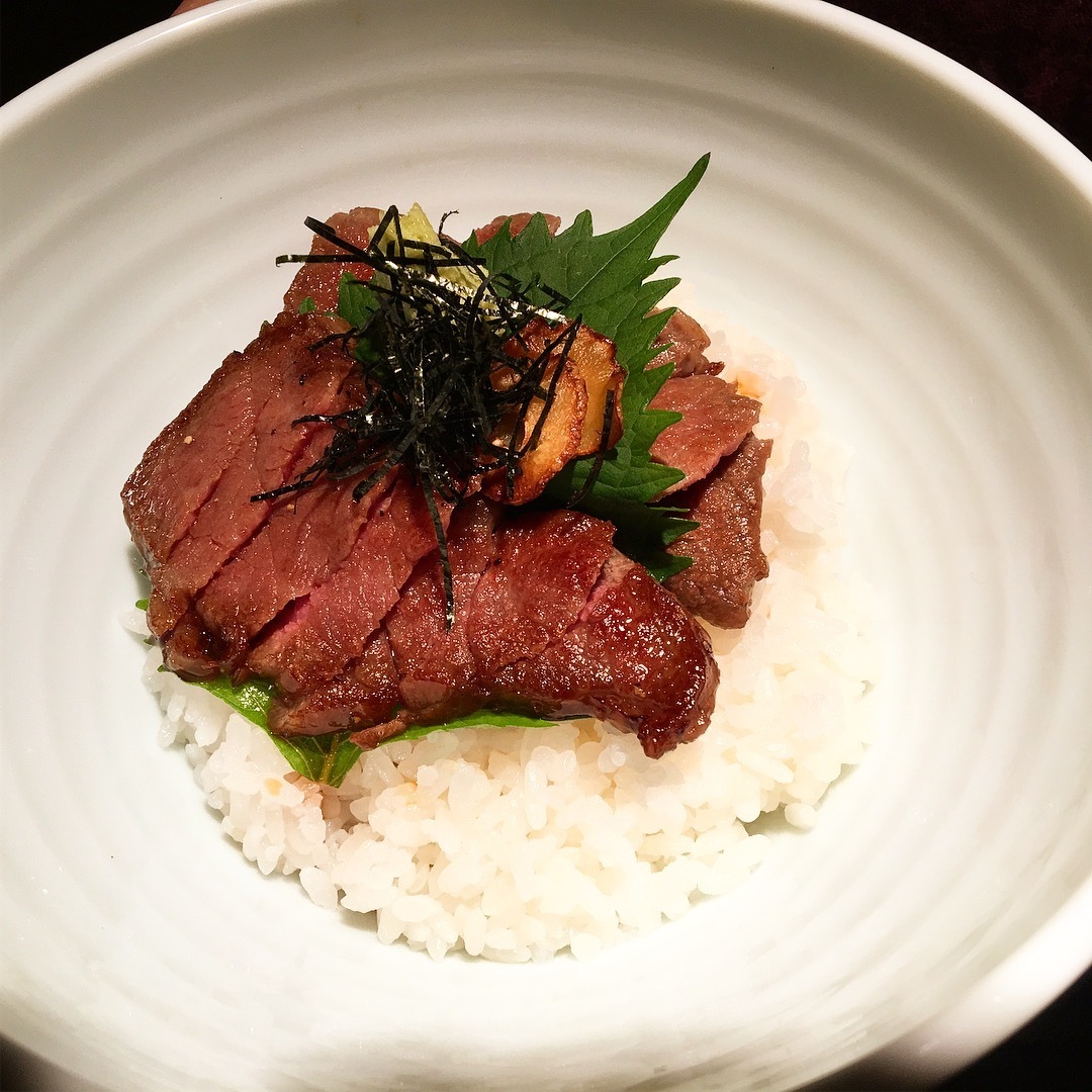 新宿でステーキ丼を食べるなら 焼肉ますお 本日も11時半から14時半までランチ営業致します 当店のハンバーグはもちろんa5黒毛和牛 焼肉屋が