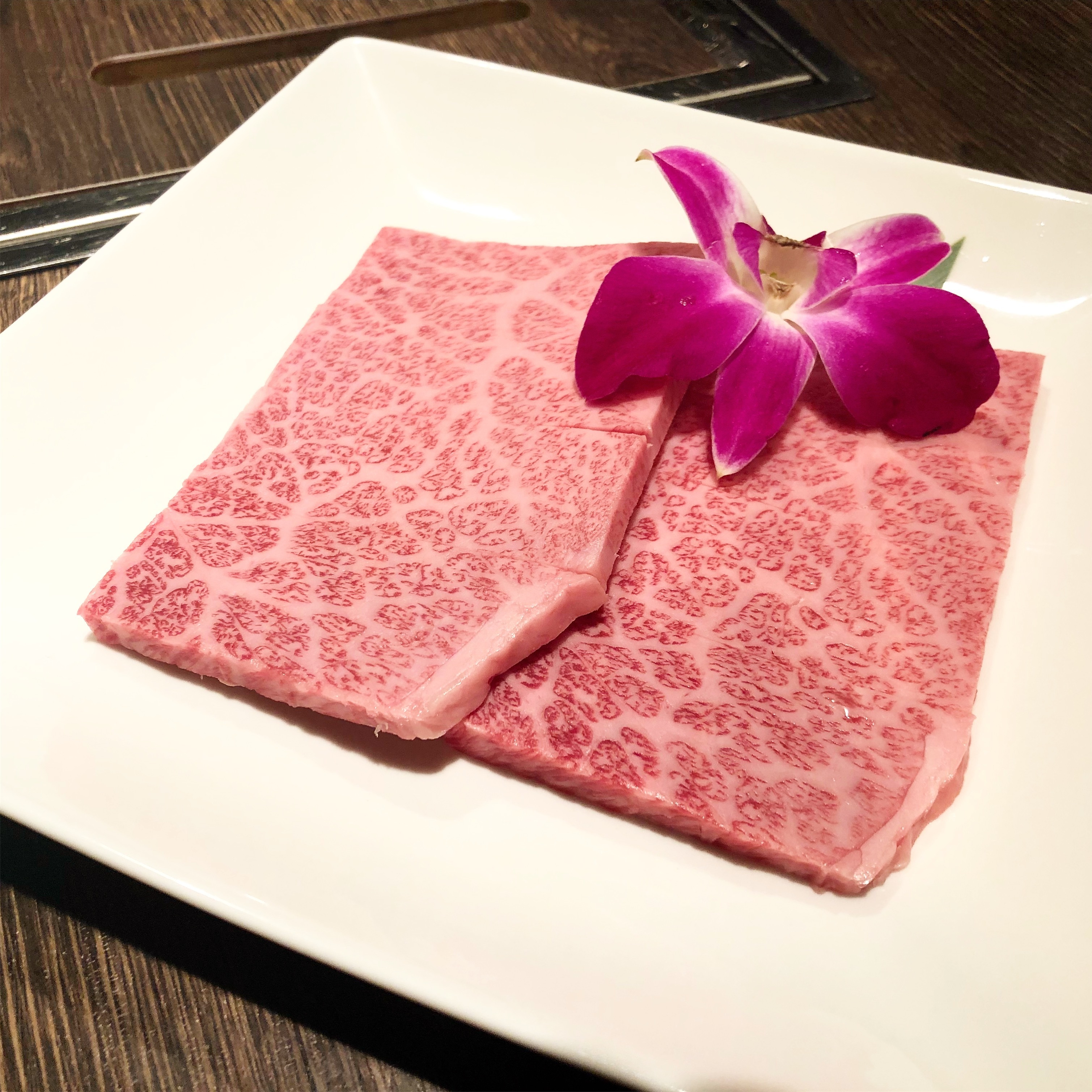 焼肉ますお で検索 本日のおすすめは 特上ロース ご覧のように 綺麗なサシの入ったロースは当店ならでは 口の中に溢れる旨味をお愉しみ下