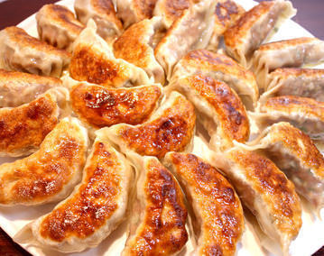 皆様お疲れ様です 本日ドームはキスマイ3デイですね 当店の総料理長が 奏 かなで はいい曲ですね って スキマスイッチ 本日も 恵比寿餃子