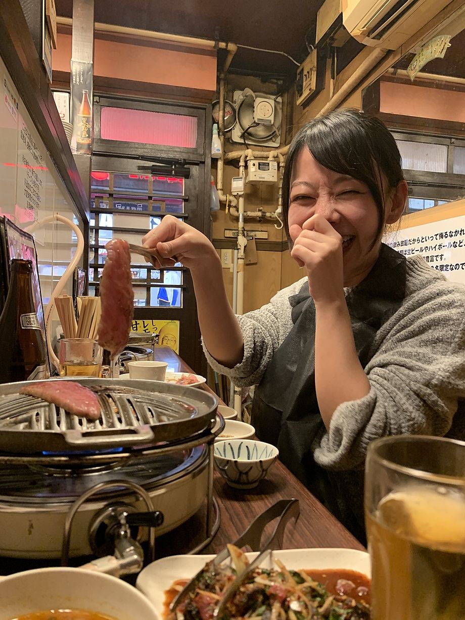 焼肉 ホルモン料理とらじ亭のカウンターに Akb48のミネギシ疑惑がある悪いリスが良い肉食いにきてます 焼肉 ホルモン料理とらじ亭 タバコ