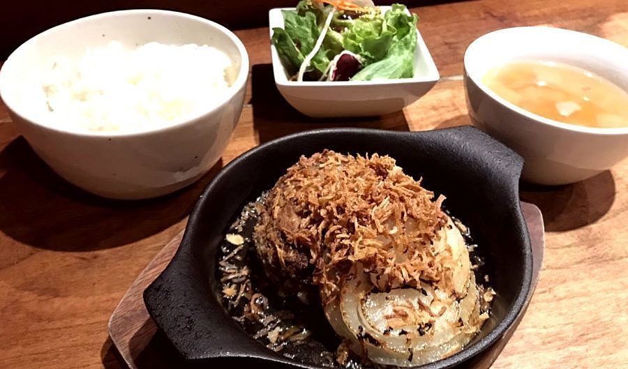 Salt中目黒の今週の週替わりランチ Salt特製黒毛和牛ハンバーグ 新玉ねぎのグリルとフライドオニオン仕立て 990円 中目黒