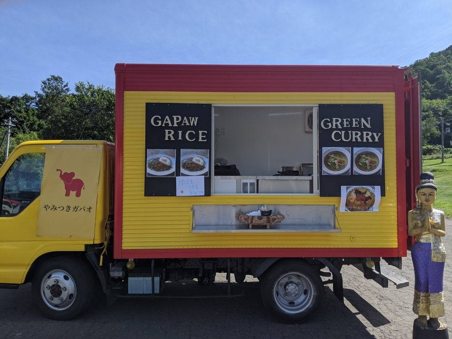 キッチンカーも稼働中 出張シェフのタイ料理 やみつきガパオ 宮の森bellesenteur 店