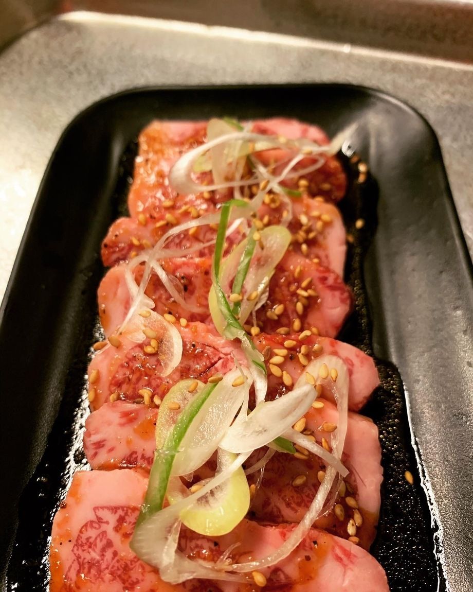 平日は昼15時から焼肉ホルモンで飲み放題！お席で紙巻きタバコが吸える焼肉屋をやってます！｜焼肉・ホルモン料理とらじ亭