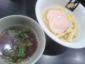 土 日 祝 のみ販売 焙煎うるめ煮干水の鶏醤油つけ麺