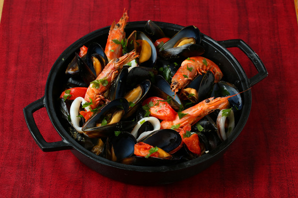 ムール＆フリット エビとイカ、フレッシュトマトのプランチャ