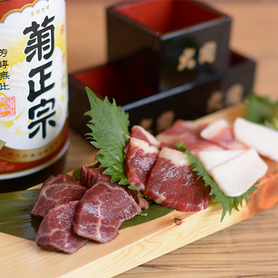 本場熊本から直送の新鮮馬刺しも豊富にご用意しております。馬刺しはその日の仕入れによりご提供部位が異なりますが、赤身・ふたえご・たてがみ・中落ちカルビ・心臓・ヒレたたき・霜降り・馬レバーと豊富にご用意!アツアツの餃子を召し上がった後は、しっかり冷えた美味い馬刺しもぜひどうぞ♪希少!!【馬レバー刺し】極稀にのみ入荷の馬レバー刺し!入荷したその日しかご提供できませんのでご入荷はスタッフまで!