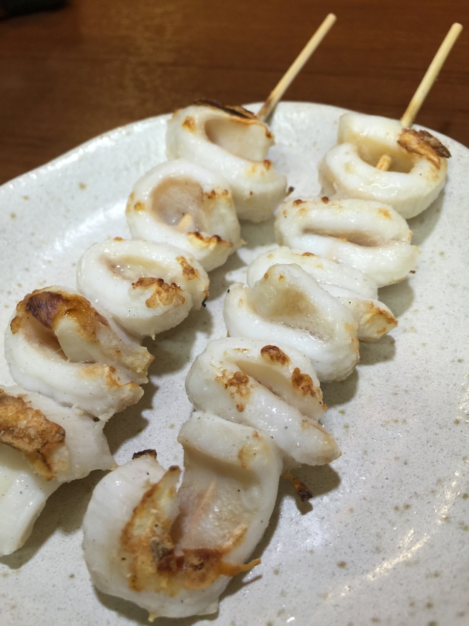 お久しぶりですね すみません またに更新するのでよろしくお願いします マンボウの腸の串焼きです コリコリ食感がたまらなく美味しいですよ