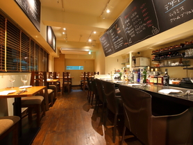 落ち着いた、暖かみのある雰囲気の店内