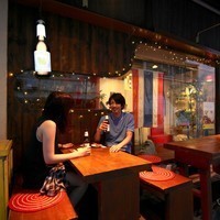 青山の路地裏。寛いだ空気の中でタイ料理を堪能してもらえるように、イサーン出身のシェフが腕をふるった料理を提供しております。この季節は気持ちの良いテラス席が人気です。