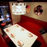 女子会はじめ、合コン、歓送迎会などにピッタリ!5名様~8名様のご利用に丁度良い”赤い個室”です。ピリッと辛いタイ料理と美味しいお酒、気の合う仲間とゆっくりワイワイお楽しみ下さい。