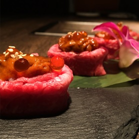 尾崎牛 うに肉巻きは尾崎牛の旨味と、うにといくらの食感のバランスの良い一品です。