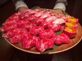 尾崎牛の寿司五貫盛り合わせは、赤身2貫、炙り、漬け、とろなど様々な尾崎牛をお召し上がりいただけます。※写真は尾崎牛の肉寿司五貫盛り合わせ×6人前、尾崎牛のうに軍艦3貫×1人前です