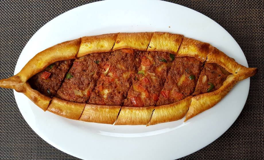 トルコの舟形ピザ クイマル ピデ トルコ地中海料理 Restaurant Zeytin トルコチチュウカイリョウリ レストラン ゼイテ