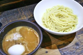 【人気No.1】味噌魚介つけめん(写真は「昆布だし玉子」をトッピング)