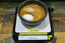 つけめんのスープを手元のIHで加熱してアツアツに