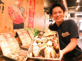 店舗の真ん中の生簀から新鮮な活貝をご賞味あれ
