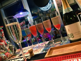 スパークリングワインにプラス¥1000でカラフルタピオカクテルに!乾杯にぜひ!