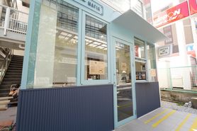 お店は飯田橋駅から徒歩3分、サクラテラスの目の前にあります。