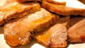 低温調理でじっくりと調理した「ローストポーク」はとろける食感の人気メニュー★