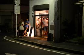 石川町から徒歩6分 閑静な住宅地にある小さなワインバル
