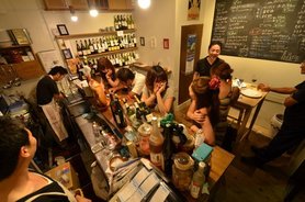 店内は立ち飲みスペースがメインで、ハイチェアのあるテーブル席が1つ。