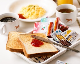 カフェビュッフェスタイルの朝食です。 390円で、お好きなだけトーストやコーヒー紅茶、スープをお楽しみいただけます。 忙しい朝に、ぜひご利用ください。以下すべて、おかわり自由! またご家族のために6歳未満のお子様は250円でOK! ・トースト ・コーヒー、紅茶、緑茶など ・ディスペンサーのソフトドリンク、ジュース ・日替わりスープ ※ジャム、マーガリン付き +160円で、スクランブルエッグも追加できます!