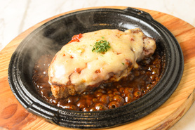 ポークチーズステーキ【とろ~りチーズとトマトソースが相性抜群】