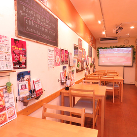店内の様子。気取らずに、穏やかな雰囲気で美味しい料理とお酒を楽しめます。2名席が2つと4名席が2つあります。大人数でのご予約は1階貸し切りにもできますので、お気軽にお問い合わせ下さい。