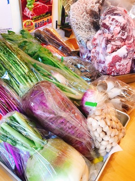 無農薬野菜を使っているので体に良くて美味しい、安全安心な料理とお酒を楽しめます! ただ今取引させていただいている農家さんは 「みろく農場」さん。 東金でオーガニック野菜を作っていて、野菜の旨味が強く、みずみずしい野菜達が送られてきます。 その野菜を使って一品一品手作りし、無添加無着色料にこだわっています。 仕入れたものを美味しいうちにお客様にご提供したいという気持ちから、メニューがコロコロ変わります。野菜も旬の野菜を使っているので、毎週違います。 皆さま頻繁にご来店ください。