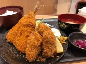 魚河岸フライ定食 980円 お客様のご要望にお応えしてフライ定食を始めました。 大粒のカキフライ(広島県産)・特大アジフライ ご飯・味噌汁・お新香付き 広島県産カキフライは大粒で旨味たっぷり、特大アジフライも肉厚でサクサク、ジューシー。 海鮮丼、天ぷら定食に続きおすすめです。 是非召し上がってみてください。