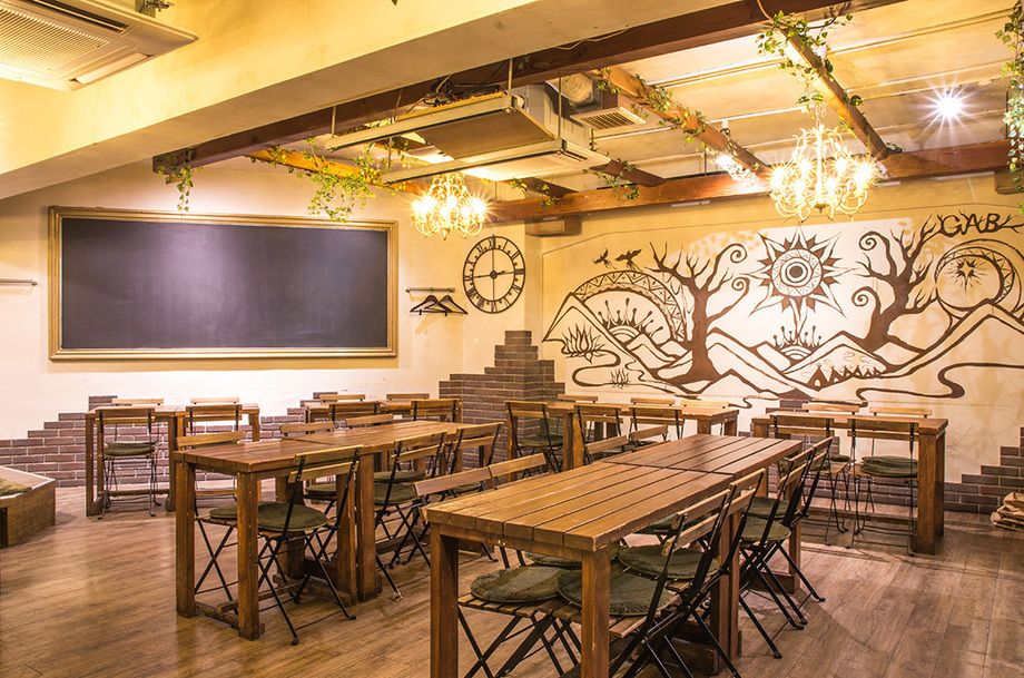 オシャレな店内でつい話が弾む肉バル 気さくな感じで食事を楽しむ 池袋酒場がぶ イケブクロサカバガブ の写真 居酒屋