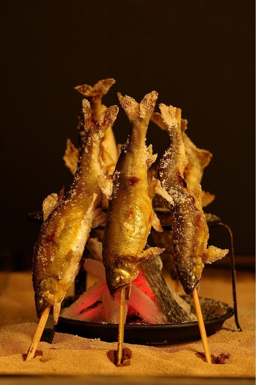 名物 川魚の丸ごと一匹炭火焼 囲炉裏と寿司 水魚之喜 難波 名物 川魚の丸ごと一匹炭火焼 囲炉裏と寿司 水魚之喜 難波