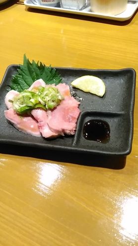 低温調理で完全に中まで熱を入れたタンとレバーの刺身風です!