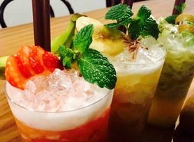 【季節のフレッシュフルーツカクテル】 旬の果物を贅沢に使用したオリジナルカクテル