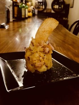 【バーフード充実】自家製燻製料理あります。写真は燻製ポテトサラダ