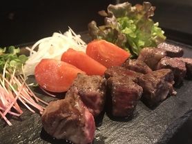 ええ肉がこの価格で!黒毛和牛タタキの厚切りステーキ(150g)2480円