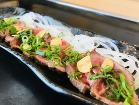 本物のええ肉使ってます!黒毛和牛のタタキ 880円〜