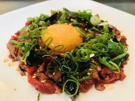 安心の低温調理済!黒毛和牛タタキのユッケ風 980円〜