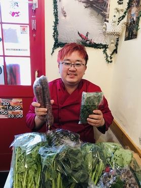 シェフはこうしている! 料理が美味しくなる方法!  ずっと料理一筋 シェフは長年、料理人として沢山の料理を作ってきました。どんな食材でも美味しく料理する事を大切にしています。 シェフがお家で作ってくれた焼き鳥の味は今でも忘れられません。鶏胸肉の焼き鳥を作ってくれたんです。 それまで、私の中での鶏胸肉のイメージは「硬くて、パサパサ!美味しくない」でした。 それが、シェフが焼いてくれた焼き鳥の胸肉は、ふっくらしていて、ジューシーでとっても柔らか。焼いている時にも肉汁が滴っていました。 食べた時に「こんなお肉買ったっけ?」って聞いちゃうくらい私が食べたことのある鶏胸肉とは違いました。あの焼き鳥は今でも忘れられません。 クック○ットや動画などには載っていない、シェフか行なっている調理方法を直で学べるチャンスです! 5月13日(月)11:00〜14:00きむらさん家で料理教室があります! 参加費¥3000で一生使えるテクニックを教わりませんか? 今回は「醤油麹と塩麹の作り方!それを使った簡単レシピ」です! もちろん、レシピはこちらでご用意してありますので、シェフの料理をしているところを見ながら質問ができるので、持ってくるものは特になし。 シェフの料理が終わったら、それを食べながらみんなでワイワイランチ会です! 定員10名 6名以上で開催となります。 先着順となりますので、ちょっと行ってみたいなぁと思ったあなたは今すぐ予約してください!シェフと仲良くなれるチャンスですよ。